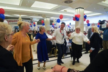 IGRA KOLO, PLEŠE, PEVA "RUZMARIN"... Siniša Mali podelio neverovatan snimak sa druženja u Mirijevu! (FOTO, VIDEO)