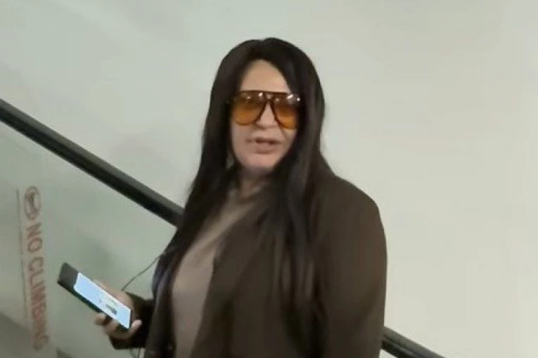 STOJA ZANEMELA PRED NOVINARIMA! Nakon stravičnih scena Radojke i Milana pevačica OVAKO ODBRUSILA! (VIDEO)