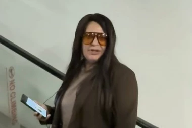 STOJA ZANEMELA PRED NOVINARIMA! Nakon stravičnih scena Radojke i Milana pevačica OVAKO ODBRUSILA! (VIDEO)