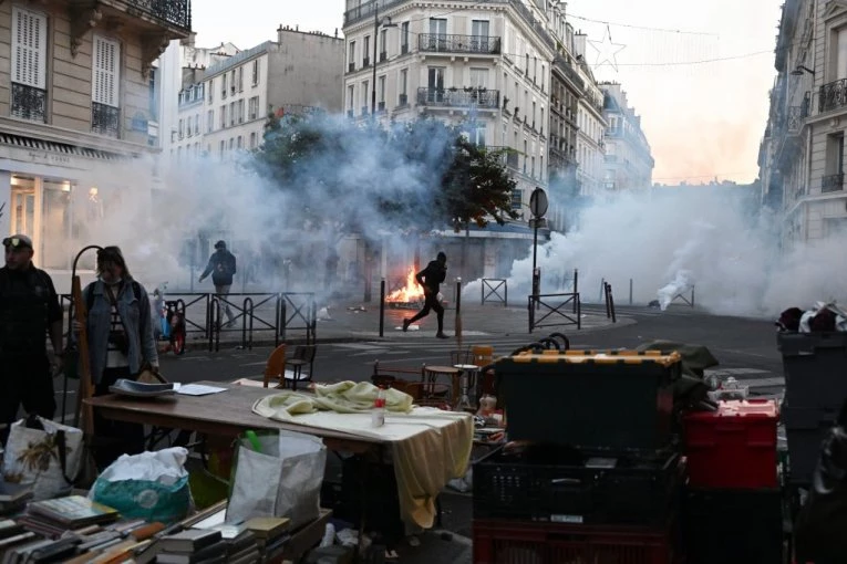 DEVOJKA OSTALA BEZ OKA! Protesti u Francuskoj sve krvaviji - SLIKE NASILJA FRAPIRALE SVET! (FOTO)