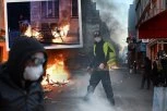 POTPUNI HAOS U FRANCUSKOJ, SNIMAK ZAPALIO MREŽE! Maskirani demonstranti OTELI turistički vozić, pa napravili KARAMBOL! (VIDEO)