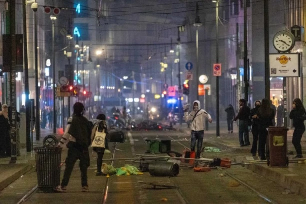 ITALIJA NA NOGAMA, UČENICI NE ODUSTAJU! Blokirane škole u Torinu, protesti se šire poput požara!