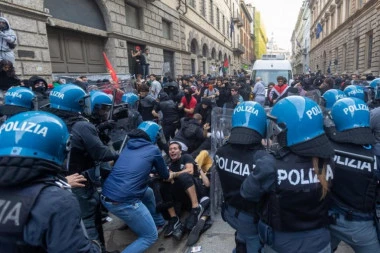 Više od 200 maloletnika privedeno u Milanu: Povređeno 14 policajaca