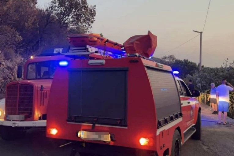 Dva automobila zapaljena u Tivtu: Drama u Crnoj Gori! (FOTO)