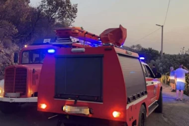 Dva automobila zapaljena u Tivtu: Drama u Crnoj Gori! (FOTO)