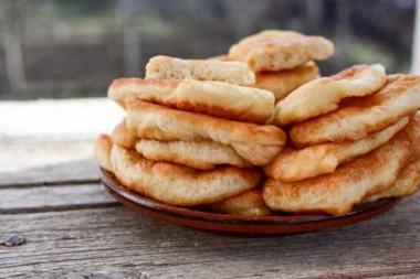 DOMAĆE MEKIKE KAO NEKAD: Spolja hrskave, iznutra mekane - tajna je u testu (RECEPT)