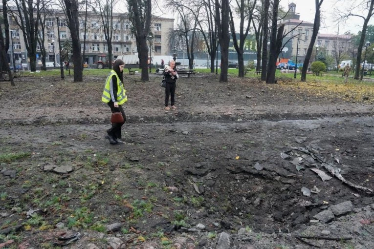 UŽAS U UKRAJINI! Ruski dron pogodio parkić pun mališana u Harkovskoj oblasti - POGINULO ŠESTORO, MEĐU NJIMA I TROJE DECE! (UZNEMIRUJUĆE FOTOGRAFIJE)