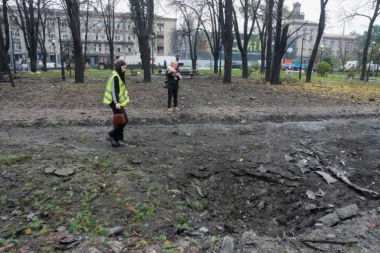 UŽAS U UKRAJINI! Ruski dron pogodio parkić pun mališana u Harkovskoj oblasti - POGINULO ŠESTORO, MEĐU NJIMA I TROJE DECE! (UZNEMIRUJUĆE FOTOGRAFIJE)