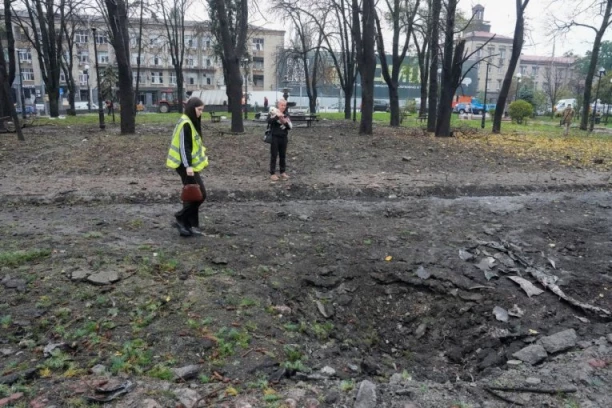 UŽAS U UKRAJINI! Ruski dron pogodio parkić pun mališana u Harkovskoj oblasti - POGINULO ŠESTORO, MEĐU NJIMA I TROJE DECE! (UZNEMIRUJUĆE FOTOGRAFIJE)