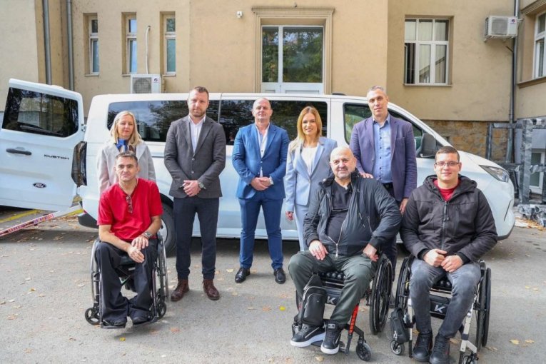 Ivanjica dobila pristupačni kombi za osobe sa invaliditetom