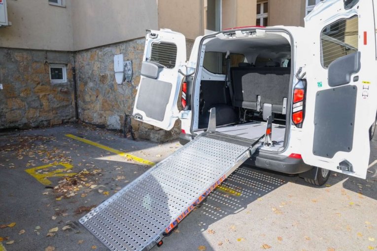 Ivanjica dobila pristupačni kombi za osobe sa invaliditetom