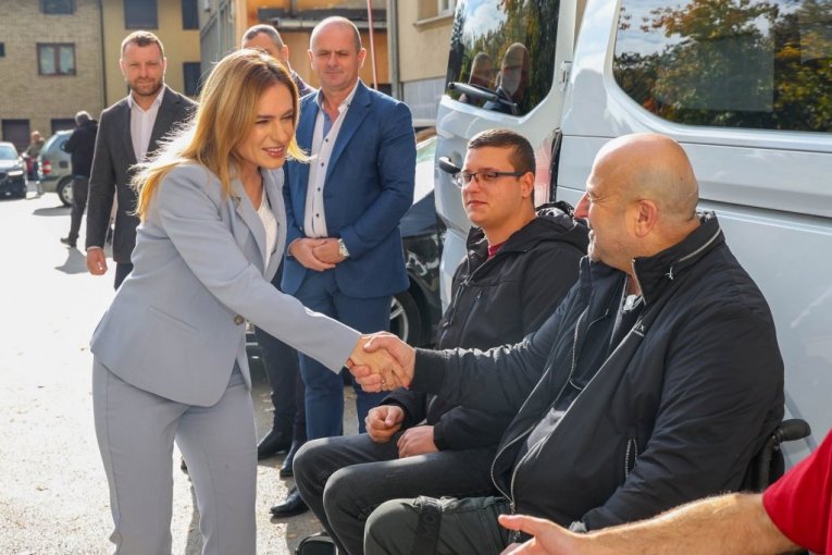 Ivanjica dobila pristupačni kombi za osobe sa invaliditetom
