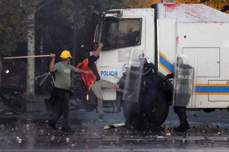 HAOS SE ŠIRI ALBANIJOM! Sukobi ispred Ministarstva, LETE KAMENICE i Molotovljevi kokteli, policija uzvratila SUZAVCEM! (FOTO, VIDEO)