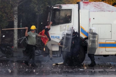 HAOS SE ŠIRI ALBANIJOM! Demonstranti UPALI u Apelacioni sud, ŽESTOKI sukobi ispred ministarstva, LETELE KAMENICE i Molotovljevi kokteli, policija uzvratila SUZAVCEM! (FOTO, VIDEO)