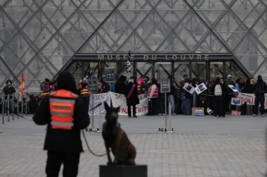 FRANCUSKA SE NE SMIRUJE! Studenti BLOKIRALI Luvr u znak podrške srednjoškolcima! (VIDEO)