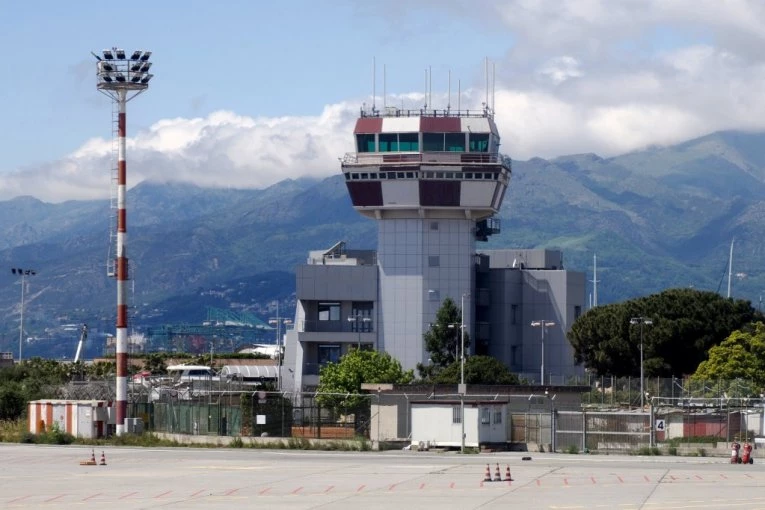 DRAMA NA AERODROMU U EVROPSKOJ ZEMLJI! Radnici blokirali prolaze, nastao HAOS kada su putnici pokušali da se probiju! (VIDEO)