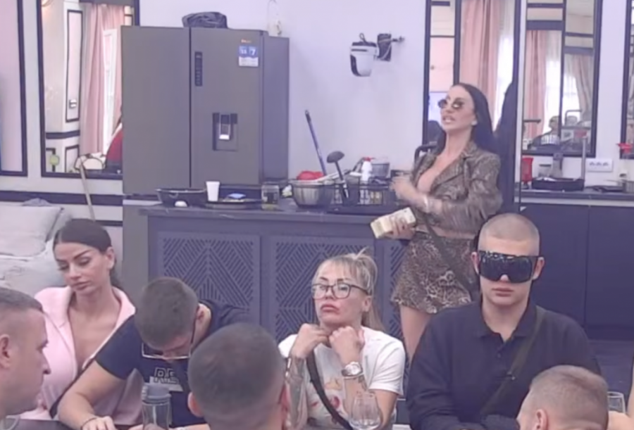 LEPI MIĆA IMAO VRELU AKCIJU SA PORŠELINOM?