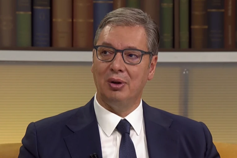 "NE MOGU DA ME BIJU, MORALI SU DA ME ZABRANE!" Aleksandar Vučić u "Ćirilici" otvoreno o zabrani na N1