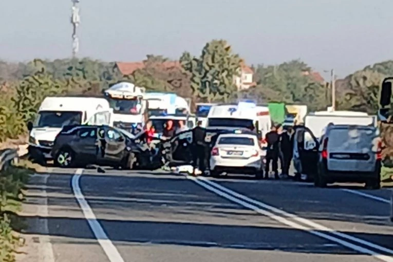 TEŠKA NESREĆA KOD OSTRUŽNICE! Smrskani automobili blokirali put, stvaraju se ogromne kolone! (FOTO, VIDEO)