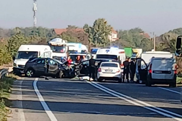 TEŠKA NESREĆA KOD OSTRUŽNICE! Smrskani automobili blokirali put, stvaraju se ogromne kolone! (FOTO, VIDEO)