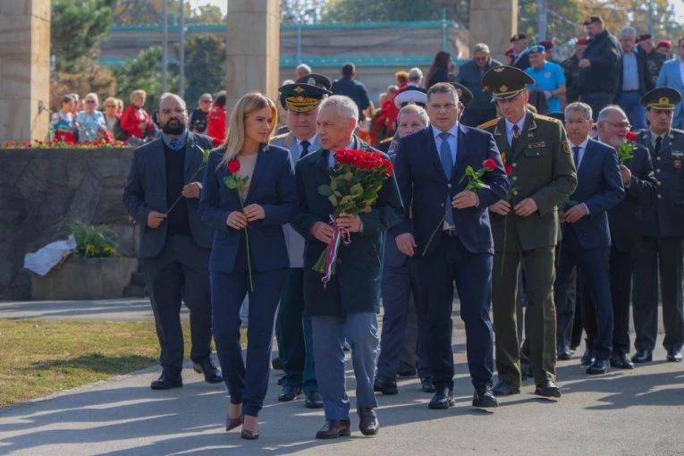 OBELEŽEN DAN OSLOBOĐENJA BEOGRADA: Položeni venci na Groblju oslobodilaca (VIDEO)