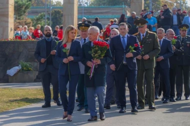 OBELEŽEN DAN OSLOBOĐENJA BEOGRADA: Položeni venci na Groblju oslobodilaca (VIDEO)
