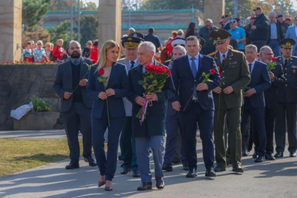 OBELEŽEN DAN OSLOBOĐENJA BEOGRADA: Položeni venci na Groblju oslobodilaca (VIDEO)