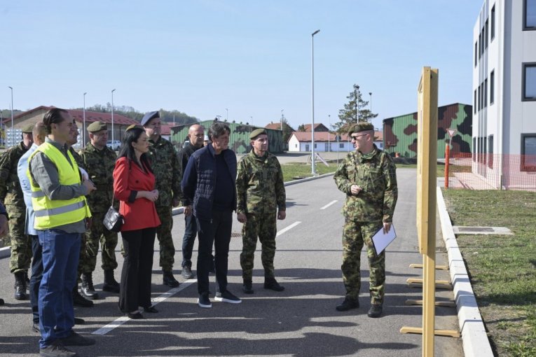 Bratislav Gašić obišao je danas kasarnu „Podnarednik Momčilo Gavrić“ u Loznici
