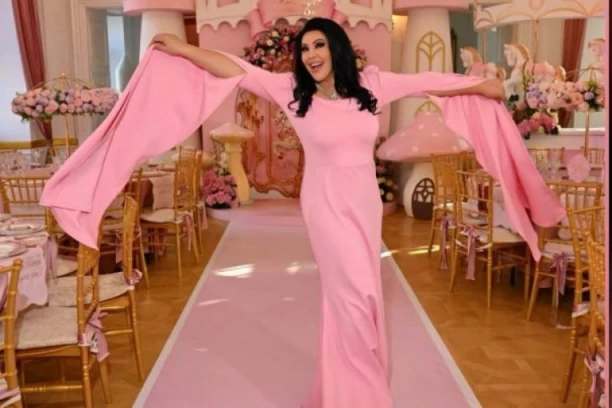 ROZE BAJKA U DVORCU DRAGANE MIRKOVIĆ! Pevačica ima najlepši povod za slavlje, porodica ponovo na okupu: VOLIM TE... (FOTO)