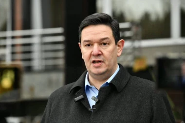 NEMANJA ŠAROVIĆ POJURIO AKTIVISTU SNS! Haos u Beogradu, povređena žena, muškarac krvari! (VIDEO)