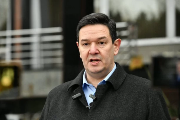 NEMANJA ŠAROVIĆ POJURIO AKTIVISTU SNS! Haos u Beogradu, povređena žena, muškarac krvari! (VIDEO)