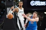 Tuča u NBA! Zaratili Spursi i Tander - frka na terenu eskalirala, grozne scene na otvaranju sezone (VIDEO)