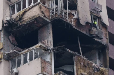 HOROR U KIJEVU! Brutalan ruski napad na stambenu zgradu od 24 sprata, IMA MRTVIH: "Bilo je jezivo, stravična detonacija"