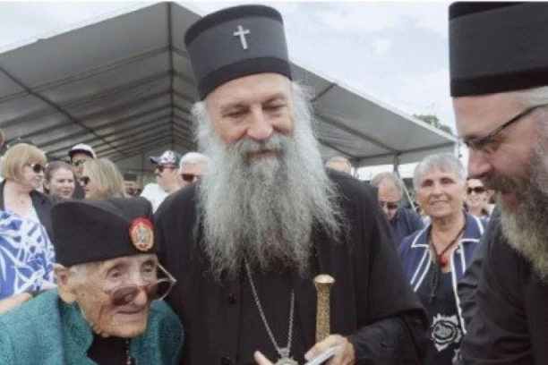 SLIKA KOJA JE DIRNULA SRBE ŠIROM SVETA: Susret patrijarha Porfirija i bake Sofije (105), koja je u ratu bila bolničarka u četi vojvode Đujića