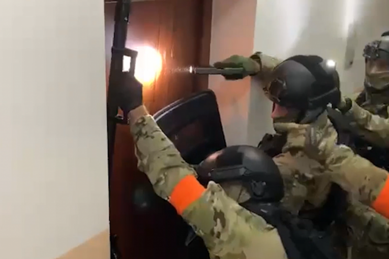 Policija je juče uhapsila nekoliko osoba
