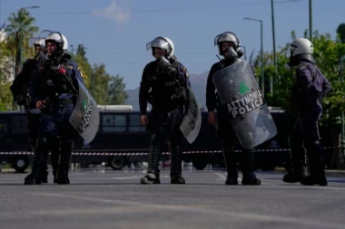 BOMBA ODJEKNULA ATINOM! Sumnja se da je reč o zamci za policiju