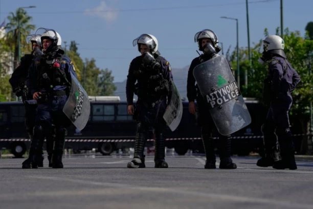 BOMBA ODJEKNULA ATINOM! Sumnja se da je reč o zamci za policiju