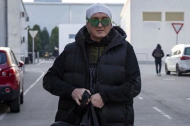 NAŠ PEVAČ POSTAO OTAC U SEDMOJ DECENIJI! Od bivše žene dobio HITAN POZIV, ćerke završile u suzama!