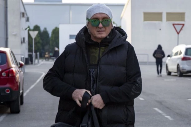 NAŠ PEVAČ POSTAO OTAC U SEDMOJ DECENIJI! Od bivše žene dobio HITAN POZIV, ćerke završile u suzama!