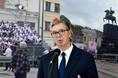 REPUBLIKA U NIŠU: Pristiže veliki broj ljudi, sve je spremno za skup Ujedinjene Srbije na Trgu kralja Milana!
