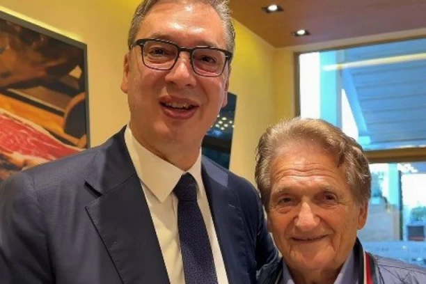 VUČIĆ ODUŠEVLJEN, SREO STAROG PRIJATELJA I KOMŠIJU! Pevač iz Čipuljića s radošću došao na miting u Nišu (VIDEO)