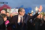 VUČIĆ PO KIŠI STIŽE IZ PRAVCA TVRĐAVE NA TRG! Atmosfera u Nišu dostiže vrhunac - LJUDI GA DOČEKUJU OVACIJAMA! (FOTO, VIDEO)
