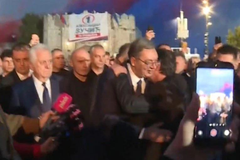 VUČIĆ PO KIŠI STIŽE IZ PRAVCA TVRĐAVE NA TRG! Atmosfera u Nišu dostiže vrhunac - LJUDI GA DOČEKUJU OVACIJAMA! (FOTO, VIDEO)