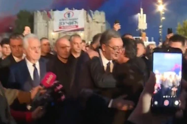 VUČIĆ PO KIŠI STIŽE IZ PRAVCA TVRĐAVE NA TRG! Atmosfera u Nišu dostiže vrhunac - LJUDI GA DOČEKUJU OVACIJAMA! (FOTO, VIDEO)