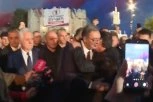 VUČIĆ PO KIŠI STIŽE IZ PRAVCA TVRĐAVE NA TRG! Atmosfera u Nišu dostiže vrhunac - LJUDI GA DOČEKUJU OVACIJAMA! (FOTO, VIDEO)