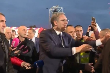 VUČIĆ PO KIŠI STIŽE IZ PRAVCA TVRĐAVE NA TRG! Atmosfera u Nišu dostiže vrhunac - SVE SE ORI OD "ACO SRBINE"! (FOTO, VIDEO)