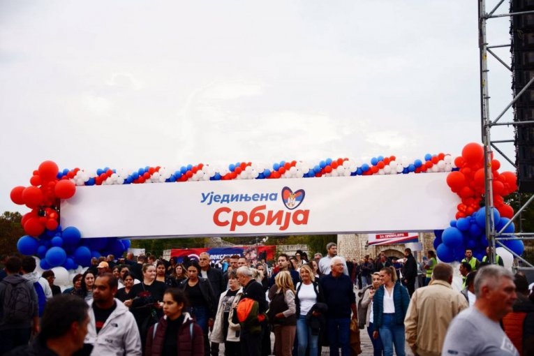 Mladi uz Aleksandra Vučića 
