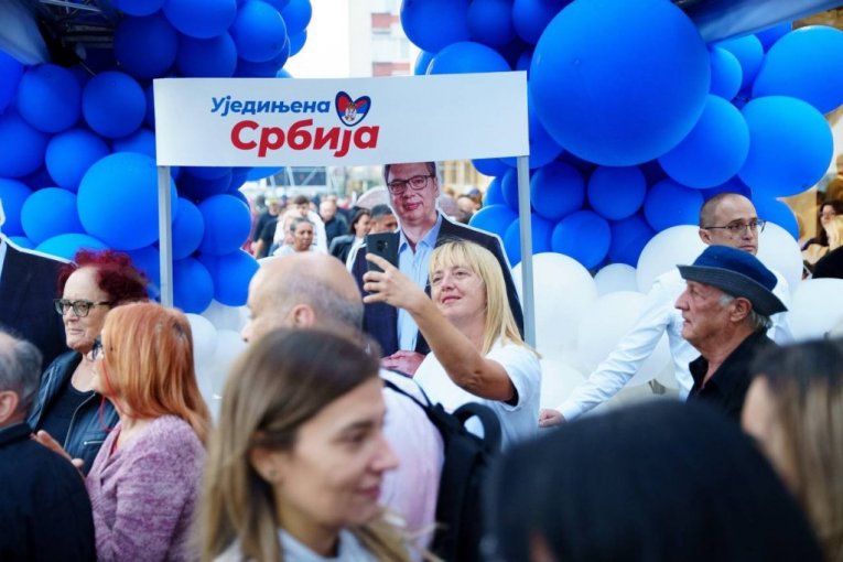 Mladi uz Aleksandra Vučića 