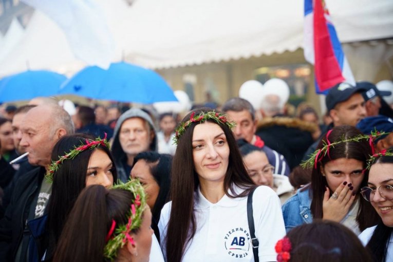 Mladi uz Aleksandra Vučića 