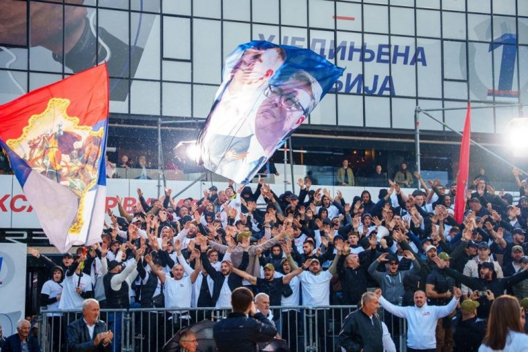 Mladi uz Aleksandra Vučića 